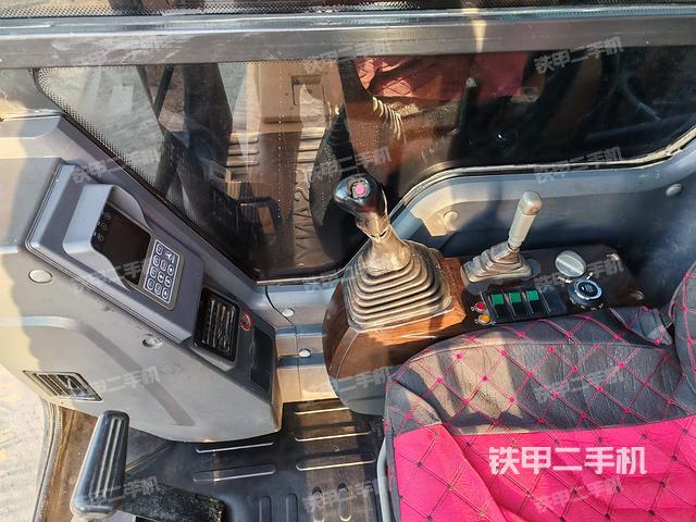 駕駛室頂部(整機外觀) 駕駛室頂部(整機外觀)