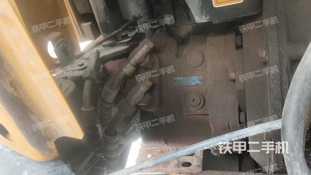 液压泵舱室正面整体（整机外观）