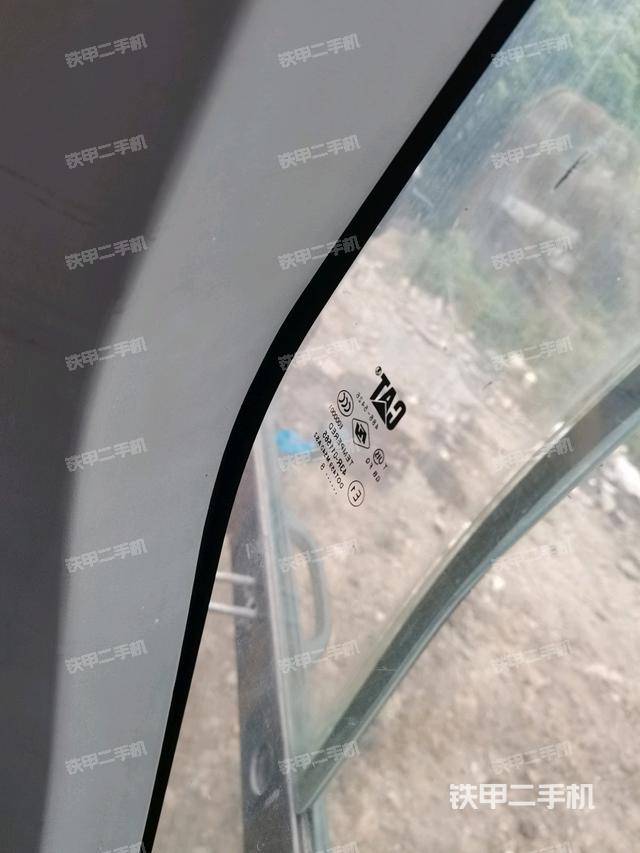 左后方玻璃角標（駕駛室部分）