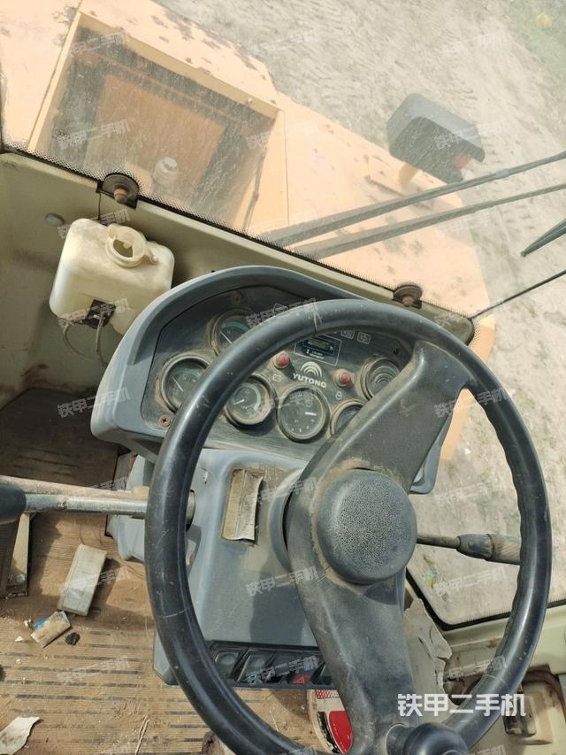 操作臺全景（壓路機駕駛室）