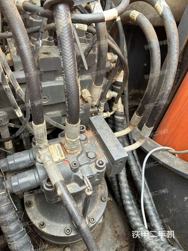 回转马达和主控阀（整机外观）