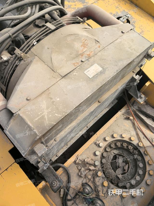 發(fā)動機右側全景（壓路機發(fā)動機艙）