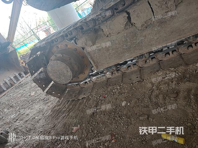 單側(cè)履帶整體(整機(jī)外觀) 單側(cè)履帶整體(整機(jī)外觀)