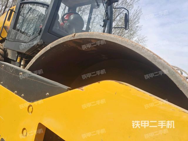 后輪左側(cè)全景（壓路機(jī)前后車架）