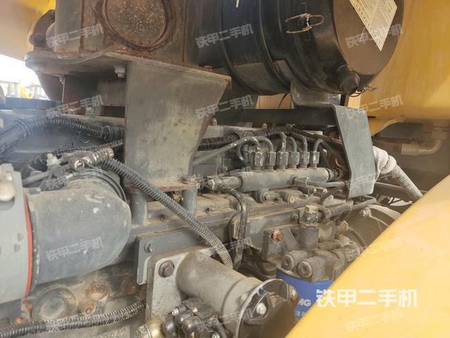 發(fā)動(dòng)機(jī)右側(cè)全景（壓路機(jī)發(fā)動(dòng)機(jī)艙）