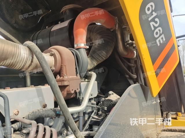 發(fā)動(dòng)機(jī)上部全景（壓路機(jī)發(fā)動(dòng)機(jī)艙）