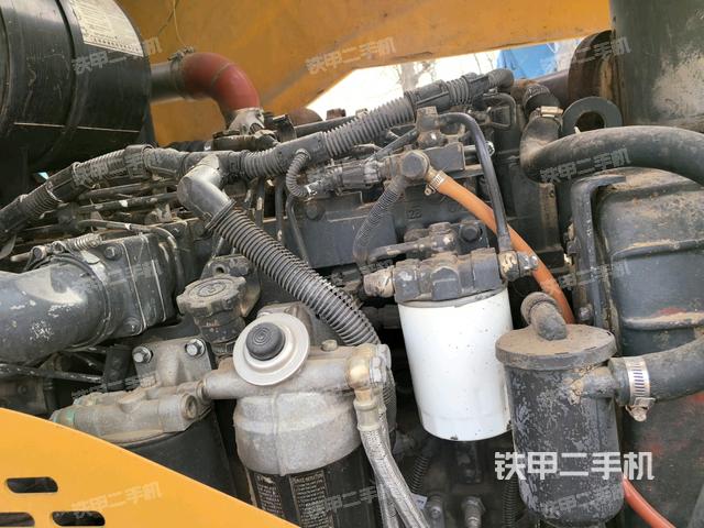 發(fā)動(dòng)機(jī)右側(cè)全景（壓路機(jī)發(fā)動(dòng)機(jī)艙）