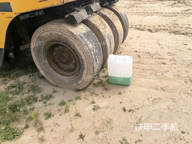 后輪左側全景（壓路機前后車架）