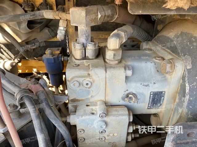 液壓泵艙室正面整體(整機(jī)外觀) 液壓泵艙室正面整體(整機(jī)外觀)