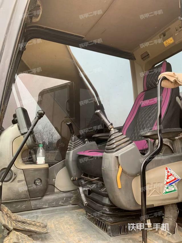 駕駛室整體(整機(jī)外觀) 駕駛室整體(整機(jī)外觀)