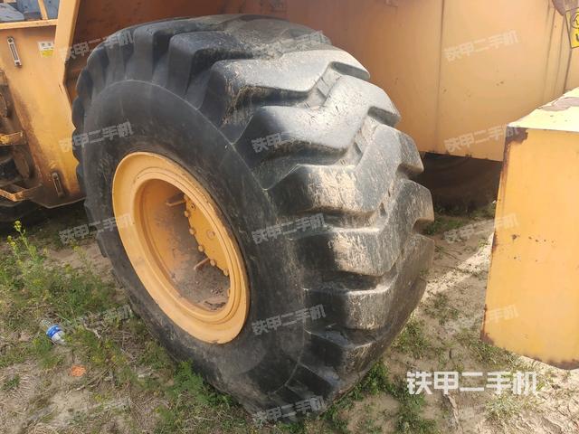 后輪左側(cè)全景（壓路機前后車架）