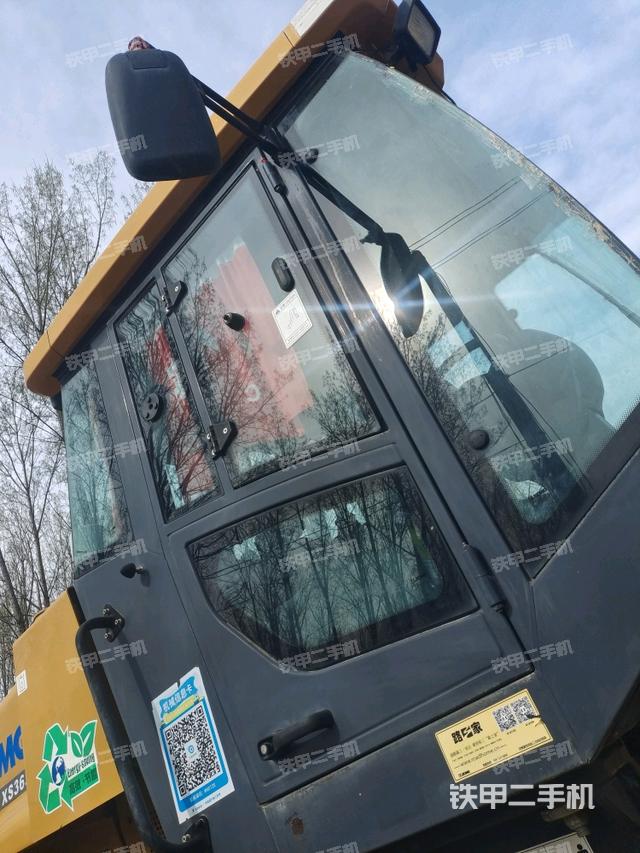 右側(cè)正面照（壓路機(jī)駕駛室）