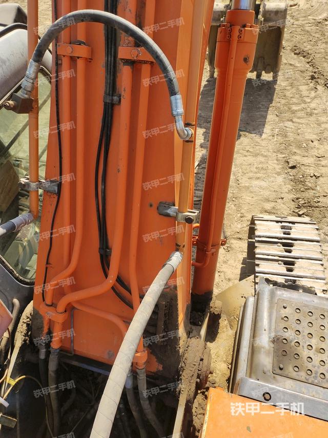 大臂背部俯視(工作和回轉(zhuǎn)裝置) 大臂背部俯視(工作和回轉(zhuǎn)裝置)