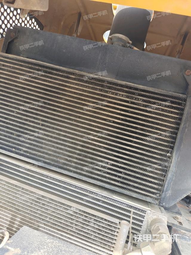 散熱器全景（壓路機發(fā)動機艙）