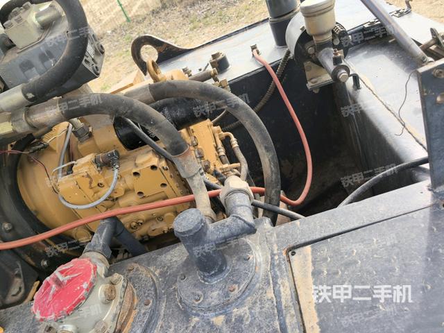 發(fā)動(dòng)機(jī)上部全景（壓路機(jī)發(fā)動(dòng)機(jī)艙）