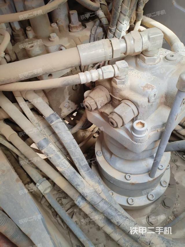 回轉(zhuǎn)馬達和主控閥(整機外觀) 回轉(zhuǎn)馬達和主控閥(整機外觀)