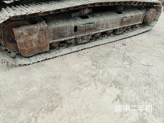 單側(cè)履帶整體(整機(jī)外觀) 單側(cè)履帶整體(整機(jī)外觀)