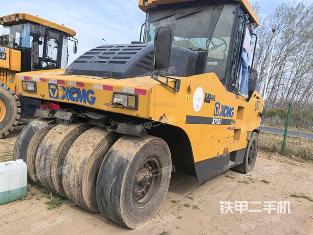 右前45°（壓路機整機外觀）