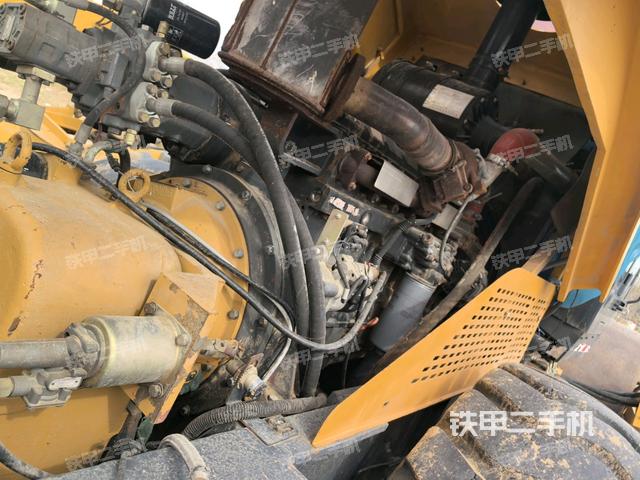 分動(dòng)箱或變速箱（壓路機(jī)發(fā)動(dòng)機(jī)艙）