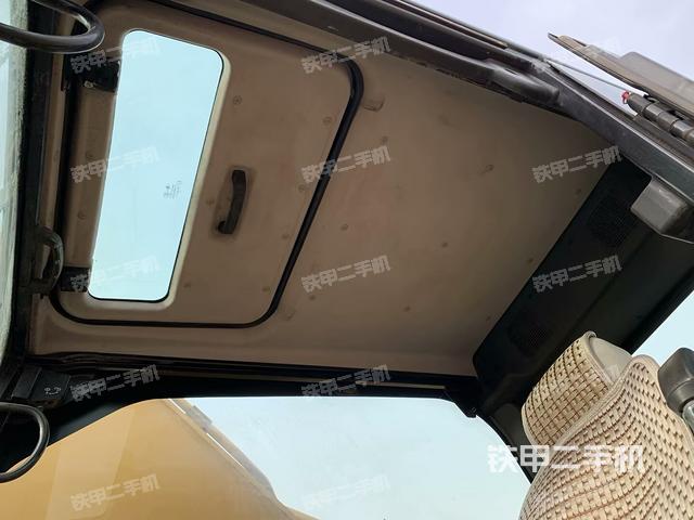 駕駛室頂部(整機(jī)外觀) 駕駛室頂部(整機(jī)外觀)