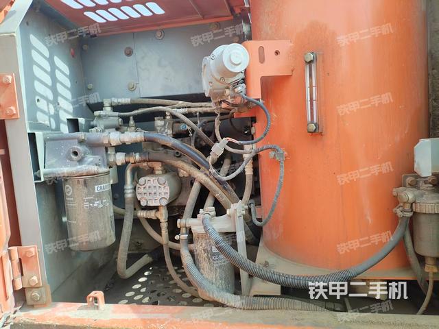 液壓泵艙室正面整體(整機外觀) 液壓泵艙室正面整體(整機外觀)