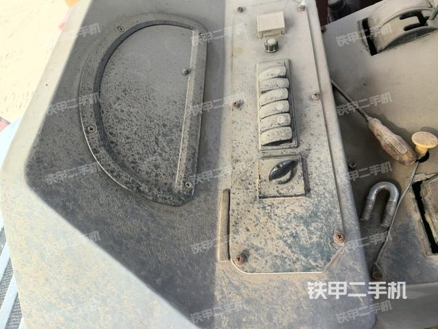 駕駛室內(nèi)座椅、儀表操作手柄全景（壓路機駕駛室）