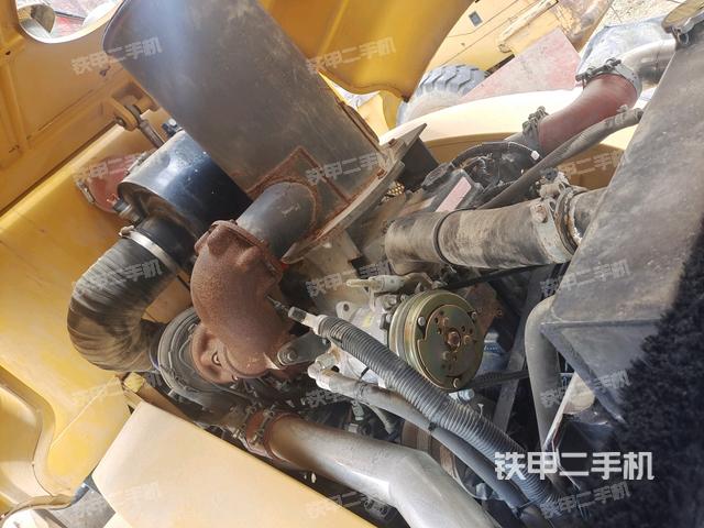 發(fā)動(dòng)機(jī)左側(cè)全景（壓路機(jī)發(fā)動(dòng)機(jī)艙）