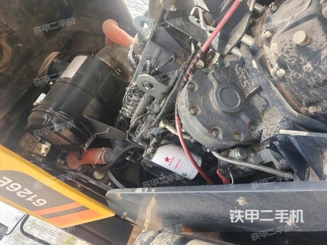 發(fā)動(dòng)機(jī)右側(cè)全景（壓路機(jī)發(fā)動(dòng)機(jī)艙）