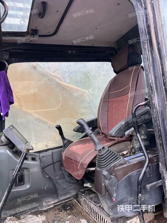 駕駛室整體(整機(jī)外觀) 駕駛室整體(整機(jī)外觀)