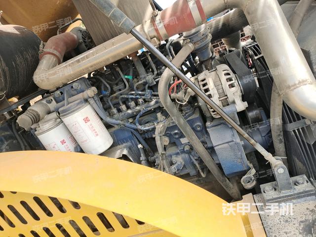 發(fā)動機上部全景（壓路機發(fā)動機艙）