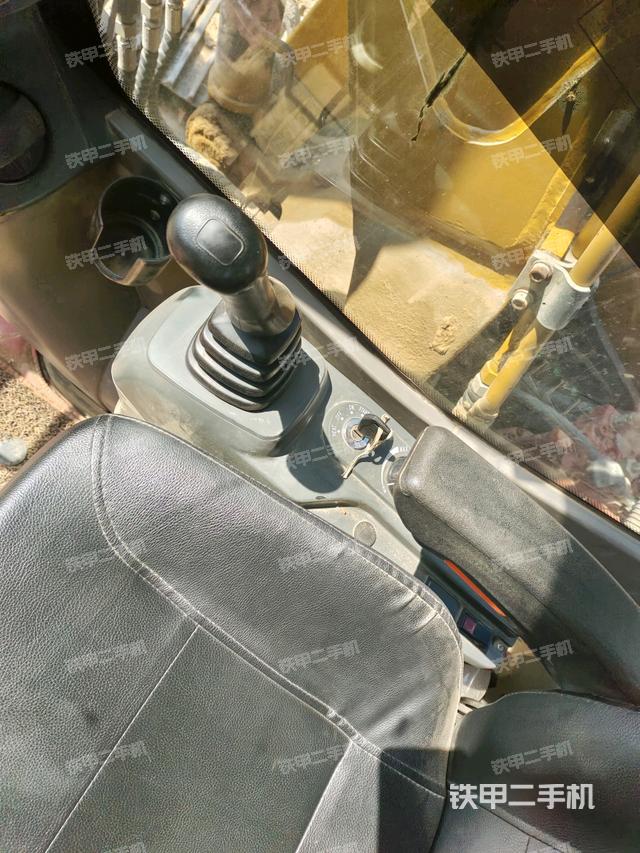 座椅右側(cè)控制臺/鑰匙門/油門/含右手柄（駕駛室部分）