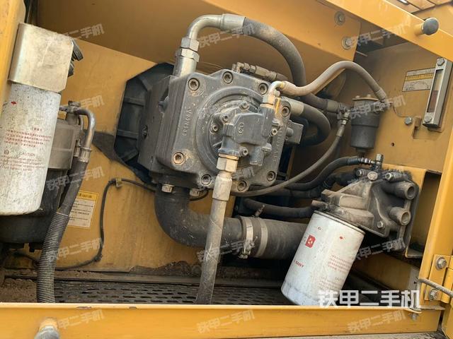 液壓泵艙室正面整體(整機(jī)外觀) 液壓泵艙室正面整體(整機(jī)外觀)