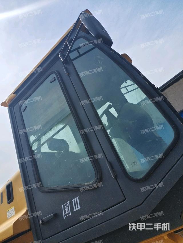 左側(cè)正面照（壓路機駕駛室）