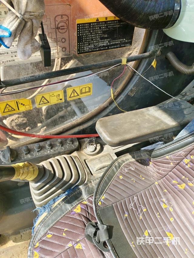 座椅右側(cè)控制臺(tái)/鑰匙門/油門/含右手柄(駕駛室部分) 座椅右側(cè)控制臺(tái)/鑰匙門/油門/含右手柄(駕駛室部分)