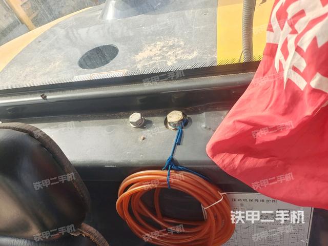 駕駛室頂蓬內(nèi)（壓路機(jī)駕駛室）