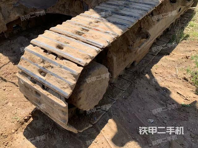 單側(cè)履帶整體(整機(jī)外觀) 單側(cè)履帶整體(整機(jī)外觀)