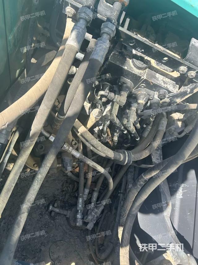 回轉(zhuǎn)馬達(dá)和主控閥（整機(jī)外觀）