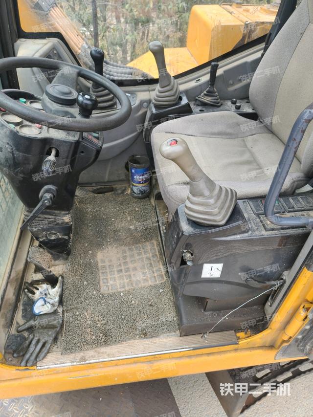 駕駛室整體（整機外觀）