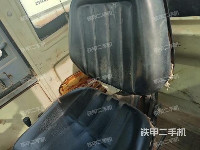 駕駛室頂蓬內(nèi)（壓路機駕駛室）