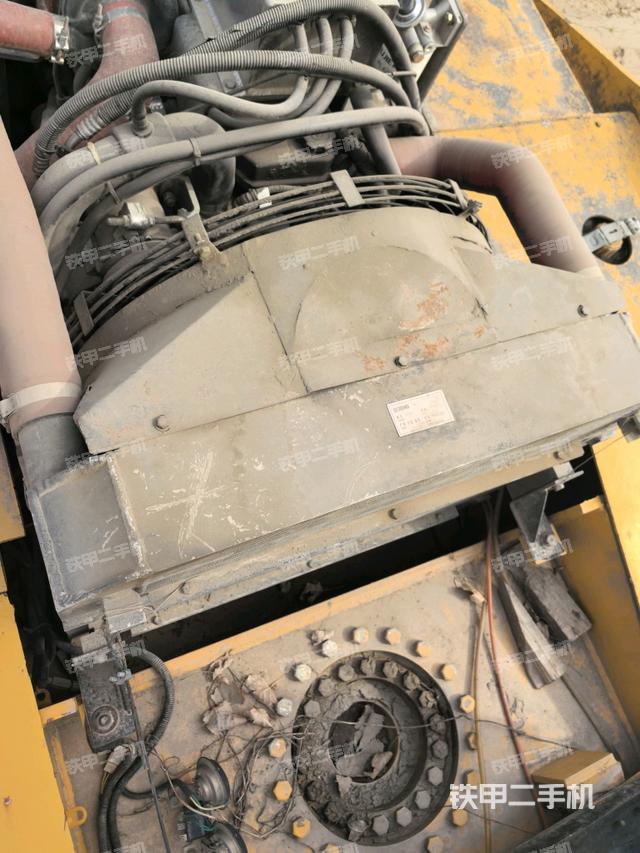 發(fā)動機左側全景（壓路機發(fā)動機艙）