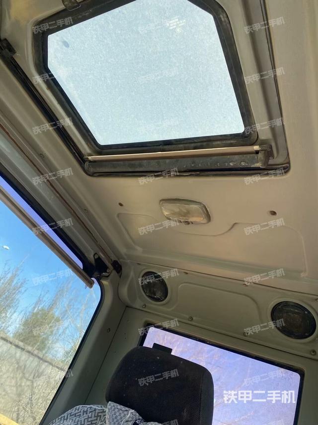 駕駛室頂部(整機(jī)外觀) 駕駛室頂部(整機(jī)外觀)