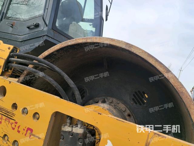 后輪右側(cè)全景（壓路機(jī)前后車架）