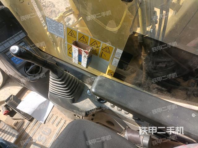 座椅右側(cè)控制臺(tái)/鑰匙門(mén)/油門(mén)/含右手柄(駕駛室部分) 座椅右側(cè)控制臺(tái)/鑰匙門(mén)/油門(mén)/含右手柄(駕駛室部分)