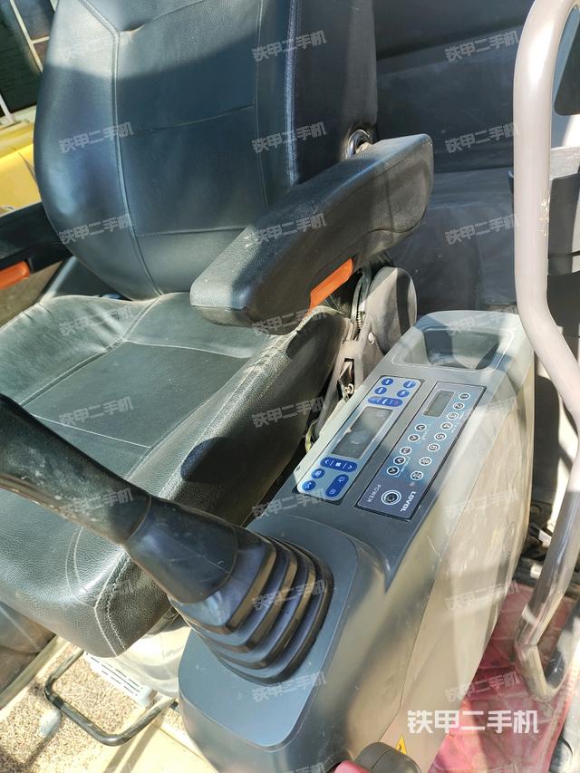 座椅左側(cè)控制臺/音響/含左手柄（駕駛室部分）