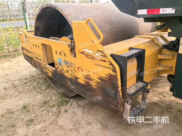 前輪右側(cè)減震塊連接及部件（壓路機(jī)前后車架）