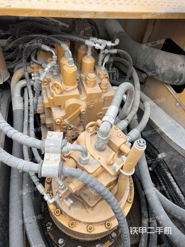 回轉(zhuǎn)馬達(dá)和主控閥(整機(jī)外觀) 回轉(zhuǎn)馬達(dá)和主控閥(整機(jī)外觀)