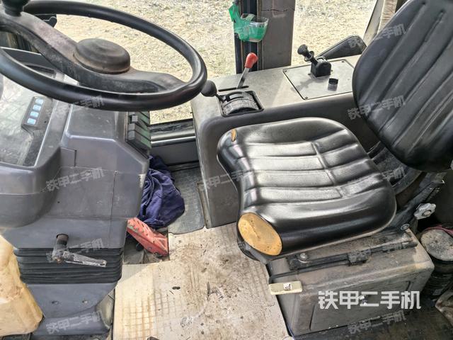 駕駛室頂蓬內(nèi)（壓路機(jī)駕駛室）