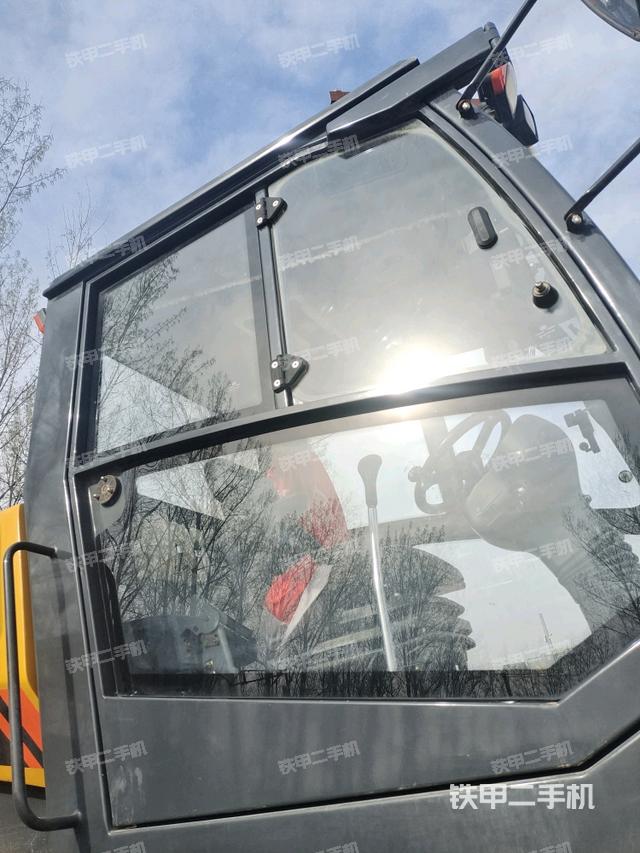 右側(cè)正面照（壓路機(jī)駕駛室）