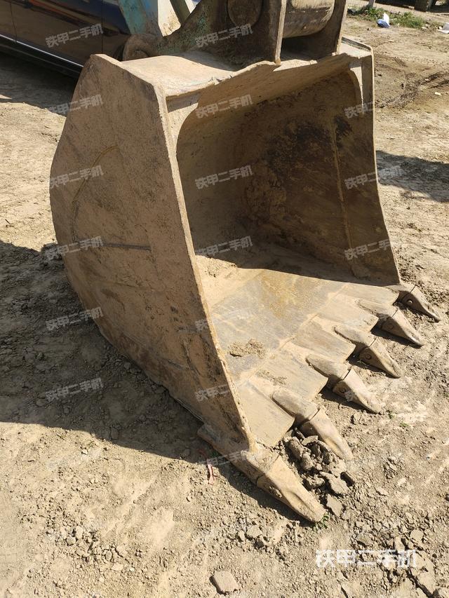 鏟斗右后整體(工作和回轉(zhuǎn)裝置) 鏟斗右后整體(工作和回轉(zhuǎn)裝置)