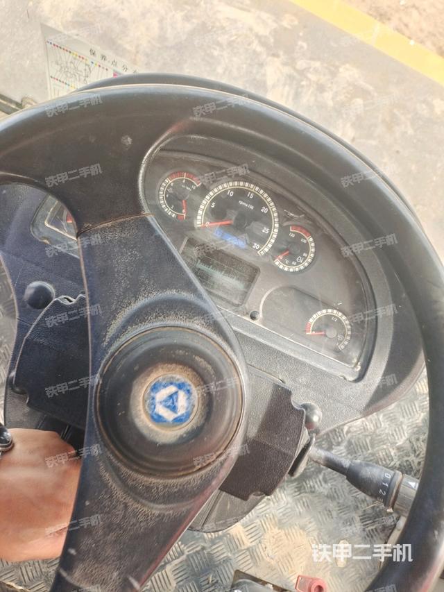 駕駛室內(nèi)座椅、儀表操作手柄全景（壓路機(jī)駕駛室）